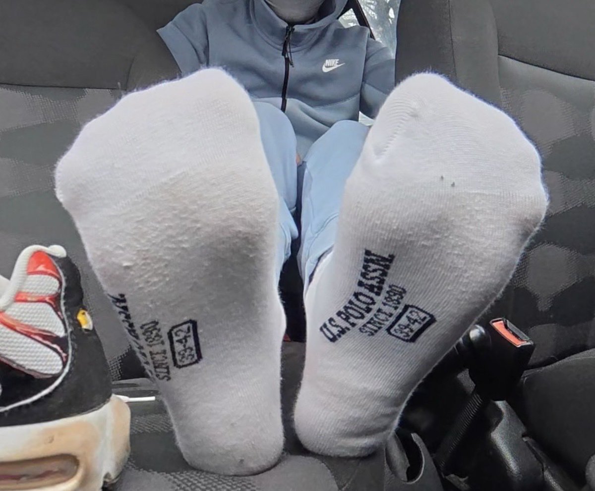 germanboysole's tweet photo. Weiße Socken. Stunden in meinen TNs.  
Warm. Getragen. Echt.

Nicht jeder versteht Präsenz.  
Wer es tut, zeigt es mit Tribut. 👣

#whitesocks #niketn #sneakerfeet #dominance #exclusive https://t.co/aDKsElZCzk