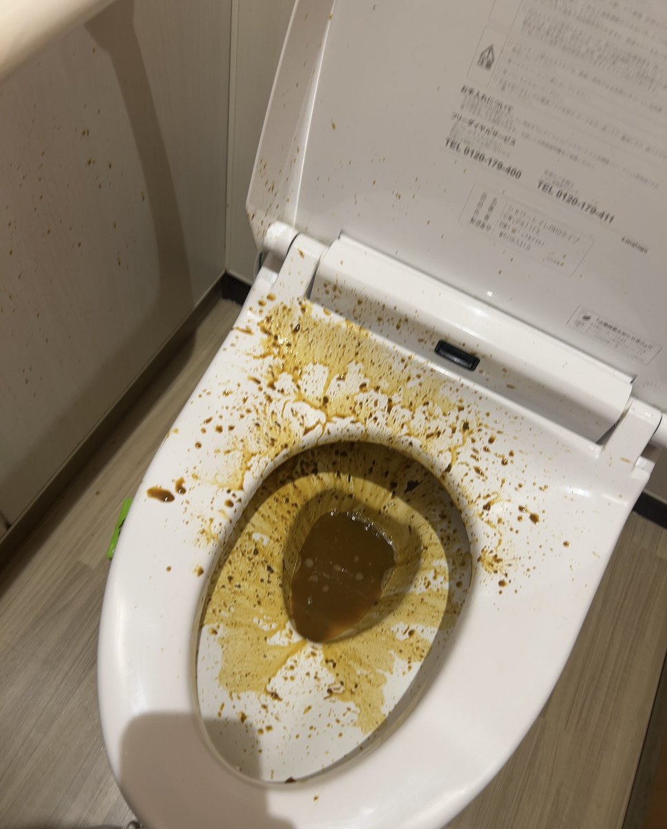 keikama_ken3931's tweet photo. リアルに食べすぎて💩間に合わなかった😭
ギリギリお洋服汚れずに済んだ💦
この後、便座クリーナー使って、ちゃんと綺麗にお掃除しました🧹 https://t.co/rATcIJyjot