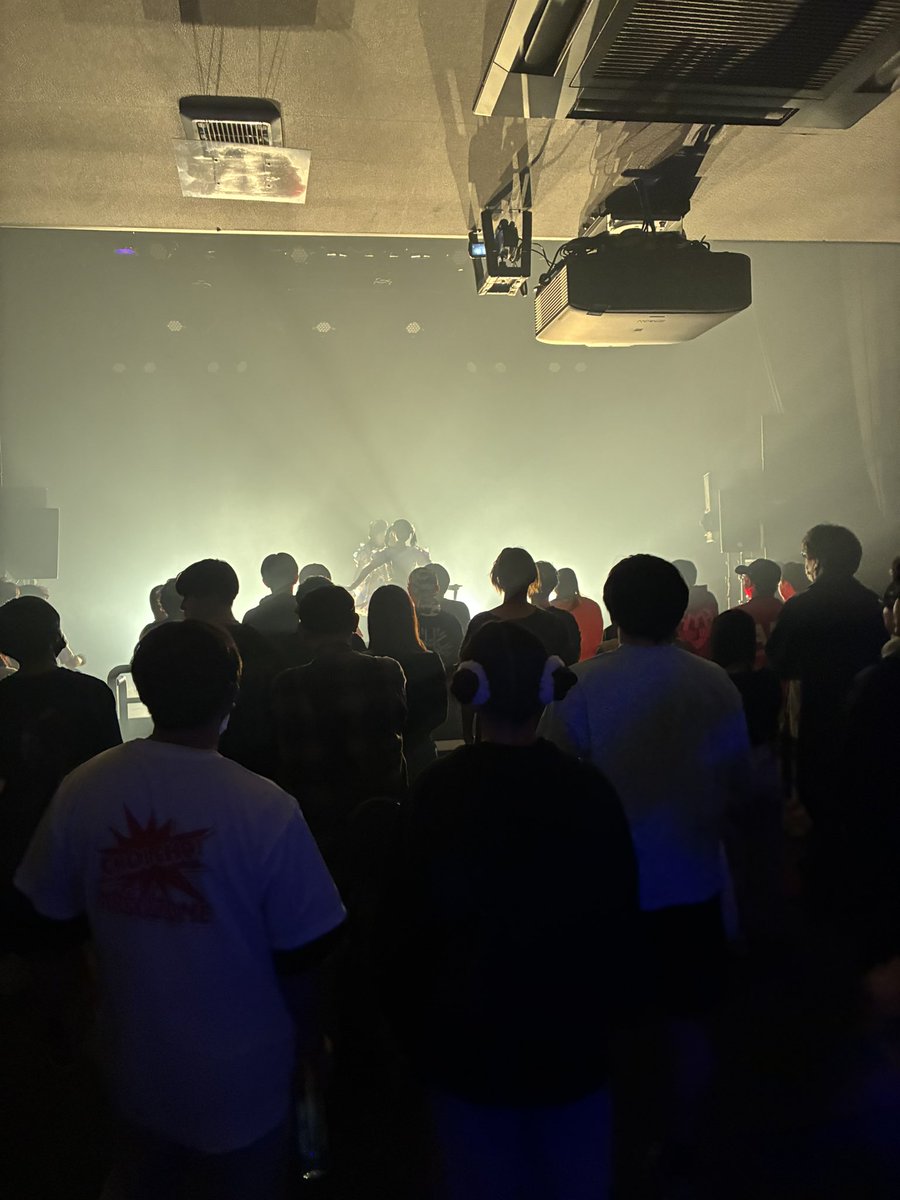 osake1996's tweet photo. 1本目は、みなみちゃんカラーの🟦振って
2本目は、4人ってことで4曲別に全員カラー振ったよん🟥🟩⬜️🟦

体調不良はしょうがない！
出てたメンバーも魂感じるパフォーマンスだったし、新曲フルメンバー楽しみに今週頑張ろう！🎀
全員焦らずゆっくり休んで欲しい
ALTあり
 #のーにこ 
 #Nonico https://t.co/7XmtOJASxN