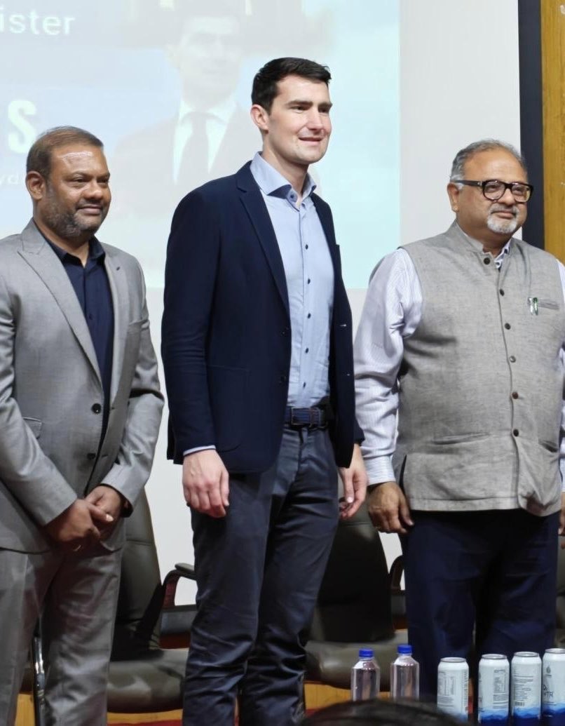 Test Triangle tweet media