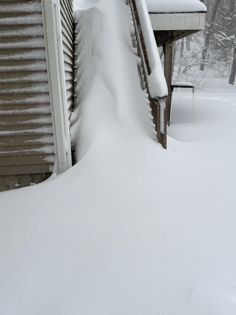 Hayds1221's tweet photo. [8 AM] 1.5” of new snow in the past hour bringing storm total snowfall up to 9.2”. Snowing with a current temperature of 26 degrees. @NWSBoston @WX1BOX https://t.co/KTMy8B6KdW
