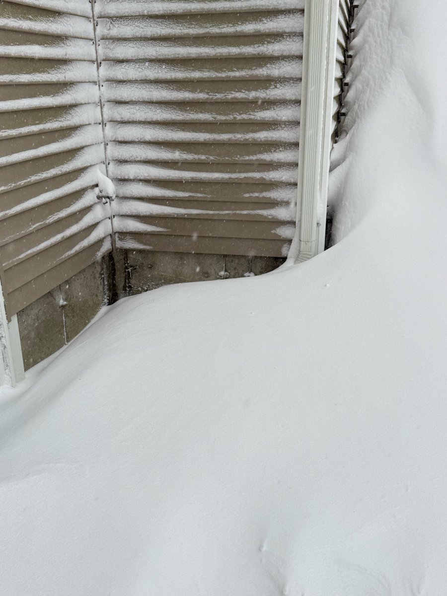 Hayds1221's tweet photo. [8 AM] 1.5” of new snow in the past hour bringing storm total snowfall up to 9.2”. Snowing with a current temperature of 26 degrees. @NWSBoston @WX1BOX https://t.co/KTMy8B6KdW