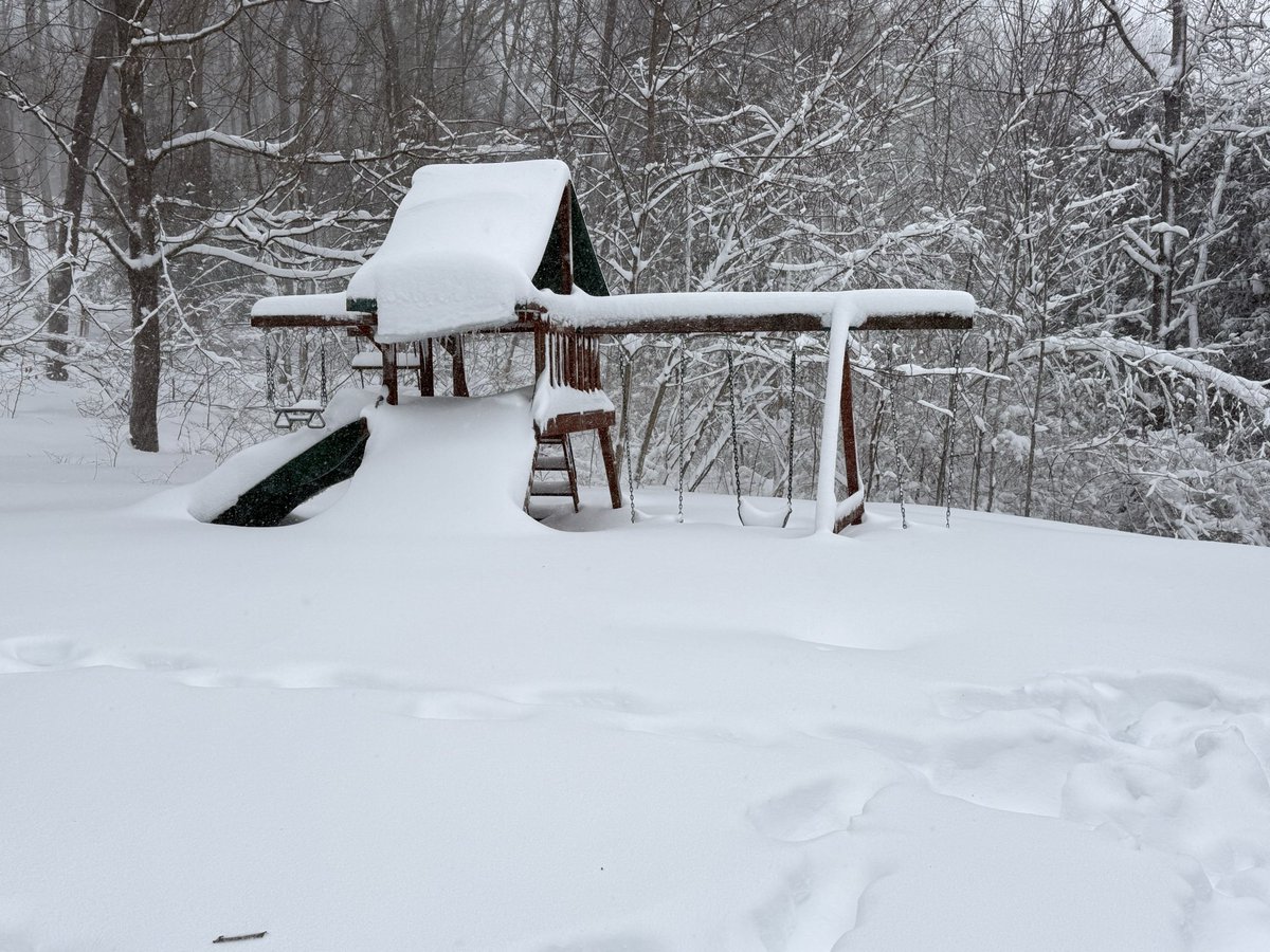 Hayds1221's tweet photo. [8 AM] 1.5” of new snow in the past hour bringing storm total snowfall up to 9.2”. Snowing with a current temperature of 26 degrees. @NWSBoston @WX1BOX https://t.co/KTMy8B6KdW