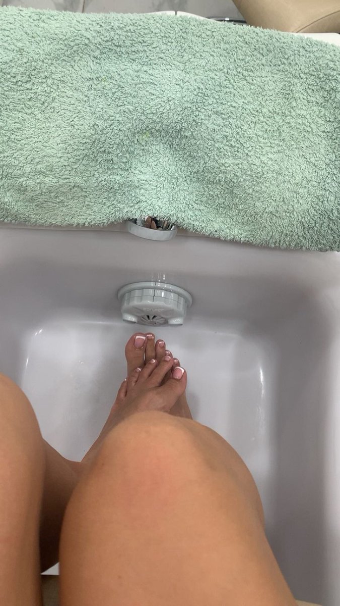 Goddess51399172's tweet photo. Hi findom hehe

Who’s paying for mine and my girls lunch 💸😝

#findom #footworship #paypig https://t.co/rStYImvBgu
