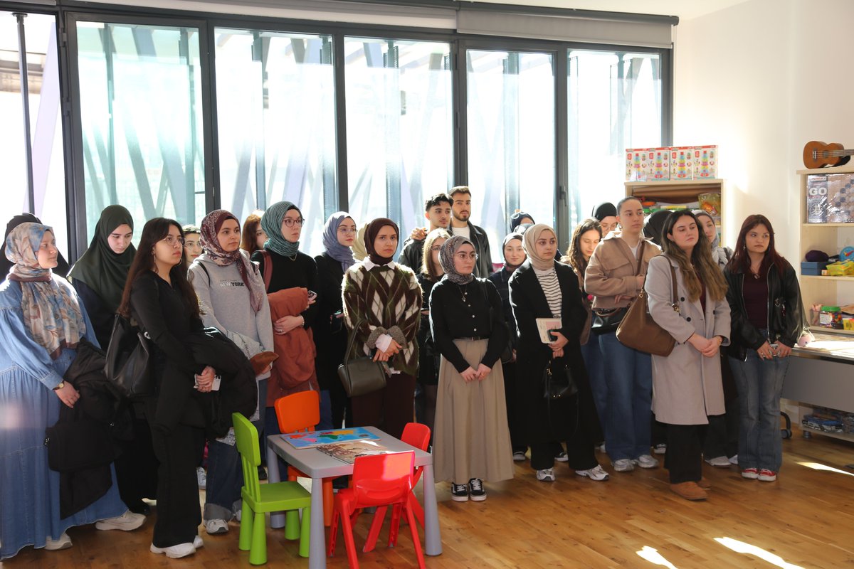 TMaarifVakfi's tweet photo. Türkiye Maarif Vakfı olarak geliştirdiğimiz Uluslararası Maarif (IM) Müfredatı kapsamında hazırlanan materyallerimiz, eğitici eğitimine verdiğimiz önem doğrultusunda mesleki gelişim kaynağına dönüştü 🌱🧩

İstanbul Medeniyet Üniversitesi ile gerçekleştirdiğimiz iş birliği kapsamında, Okul Öncesi Öğretmenliği Programı uygulama sınıfında IM için özel olarak geliştirdiğimiz materyalleri geleceğin öğretmenleriyle buluşturduk.

Öğretmen adayları, daha önce aldıkları teorik eğitimleri, sağlamış olduğumuz materyal desteğiyle, pekiştirme; IM’nin çocukların gelişimine sunduğu katkıları uygulamalı derslerle birebir gözlemleme imkânı buldu. 👶📚🔍

Anaokullarımızda uyguladığımız IM Müfredatı, bu süreçle birlikte öğretmen adaylarına yalnızca ulusal değil, aynı zamanda uluslararası eğitim sahasında da donanım kazandırdı.

Dekan Eyüp Sevimli’nin açılış konuşmasıyla başlayan programa; Mütevelli Heyeti Üyemiz Prof. Dr. Zarife Seçer, Rektör Yardımcısı Yaşar Bülbül, Dekan Yardımcıları Hatice Fakioğlu Bağcı ve Mutlu Aksoy ile “Materyallerin Çocukların Gelişimi Üzerindeki Etkileri”ne ilişkin sunumuyla Şule Toyran katıldı.

Geleceğin öğretmenlerini, dünyayla buluşan bir eğitim anlayışıyla desteklemeye devam ediyoruz 🌍✨

https://t.co/MSFyYAA84J

@istmedeniyet