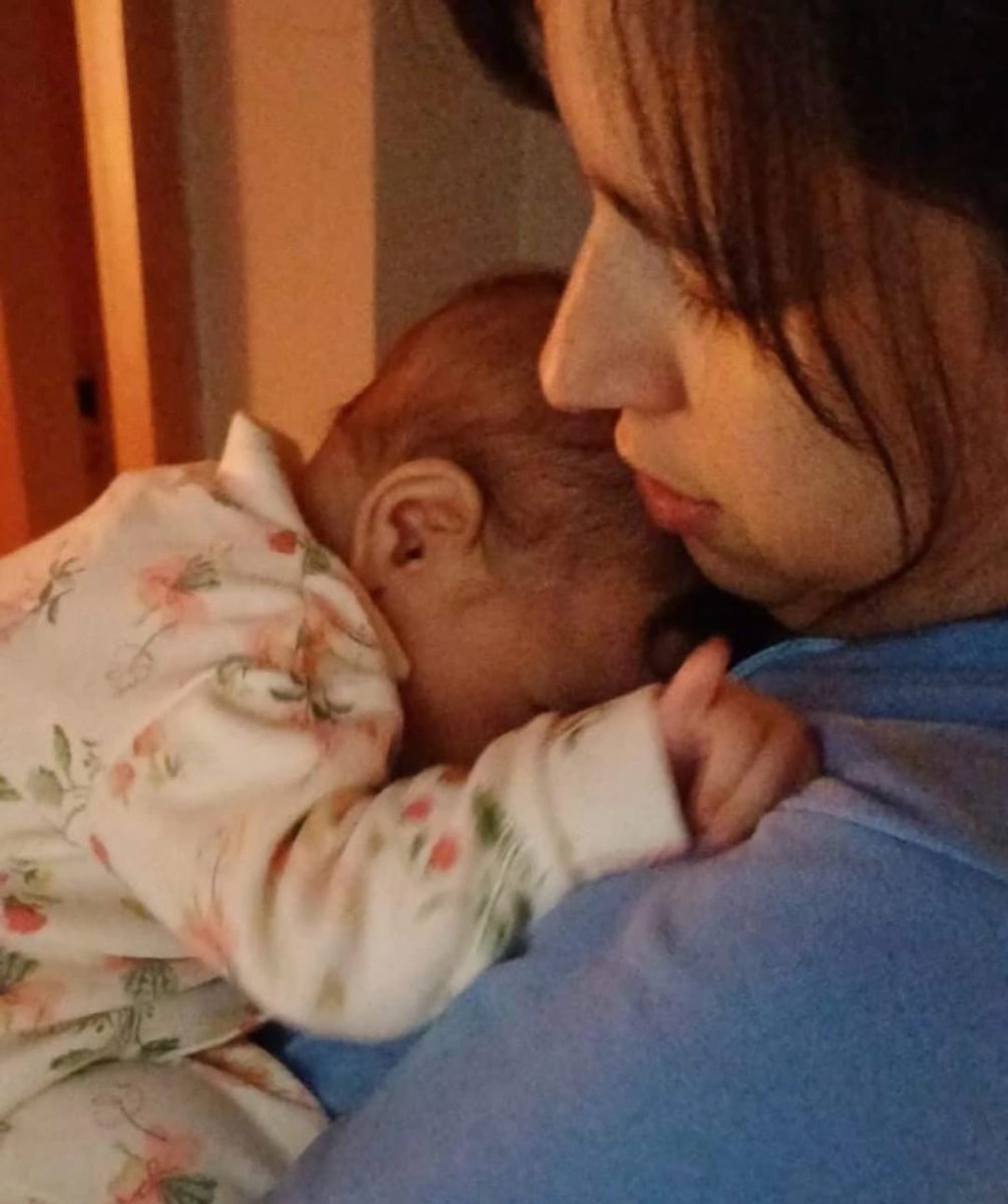 DIFUNDIMOS LA CARTA DE UNA DOCENTE DESPEDIDA DEL PROGRAMA M+M 

Clara nació un 10 de marzo y yo agradecí ser maestra. La licencia de maternidad por la que lucharon mis compañeras me permitió sanar mi cesárea, dar teta, dormir de a dos horas durante cuatro meses. Y la maternidad