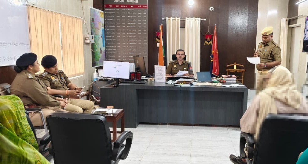 chandaulipolice's tweet photo. #जनसुनवाई
आज दिनांक-23.02.2026 को #SP_Cdi @langeh_ips द्वारा जनसुनवाई में आये हुए समस्त फरियादियों की शिकायतों को बारी-बारी से गम्भीरतापूर्वक सुना गया तथा उनकी शिकायतों का त्वरित निस्तारण हेतु सम्बन्धित पुलिस अधिकारी/थाना प्रभारी को निर्देशित किया ग���ा। https://t.co/d59BvEZ9QM