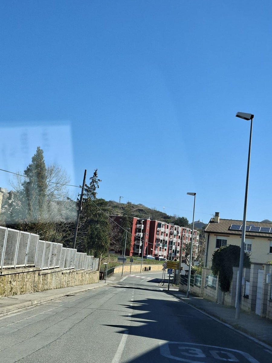 AEMET_Navarra's tweet photo. En #Navarra, a unos 22 km de distancia de #Pamplona esta #PuentelaReina uno de los municipios que atraviesa el río #Arga, y que  acumula precipitaciones anuales significativas. Por ejemplo la precipitación fue de hasta 815,5 litros/2 en el año 1997 y hasta 721,5 litros/m2 en el año 1979. Próximamente, nuestro colaborador en esta localidad, recibirá un reconocimiento de @AEMET_Navarra, con motivo del próximo #DiaMeteorologicoMundial el 23 de marzo 2026
