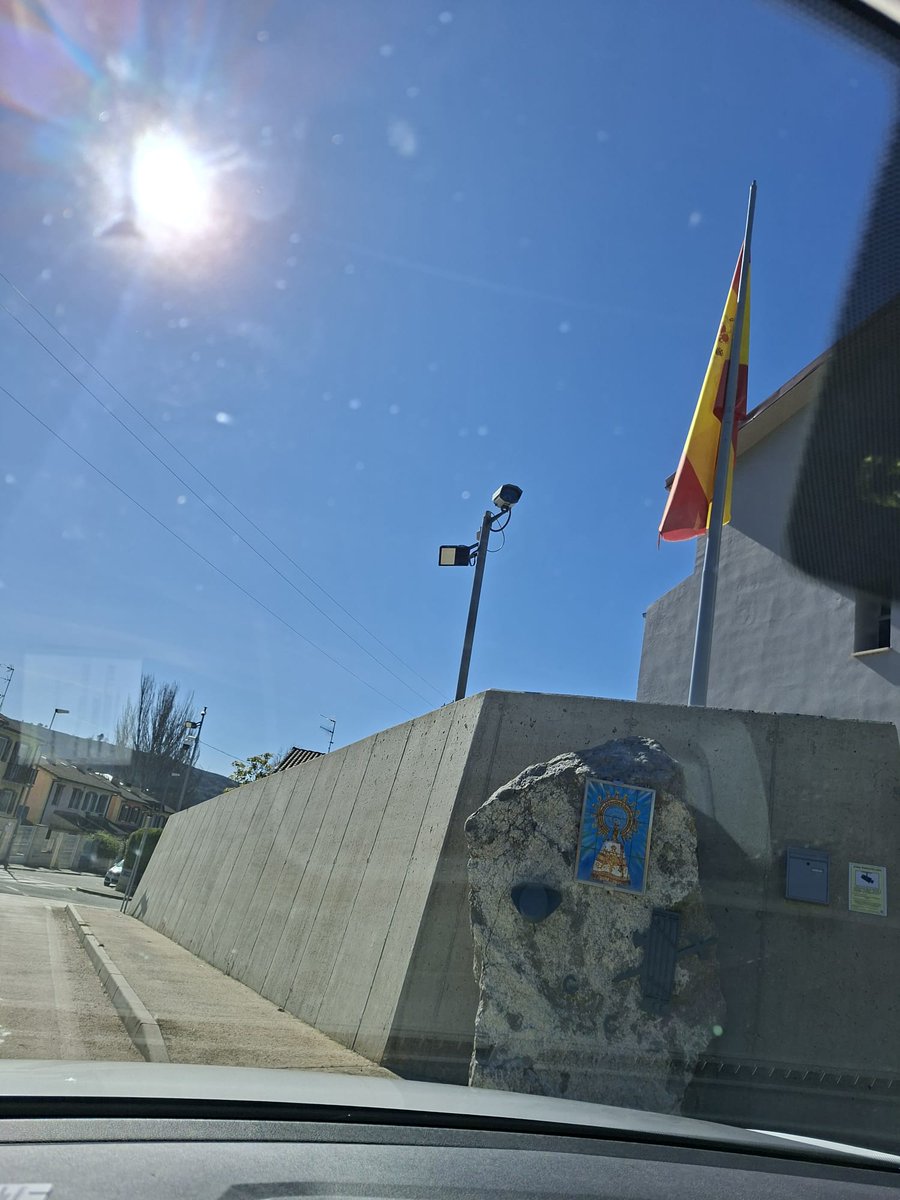 AEMET_Navarra's tweet photo. En #Navarra, a unos 22 km de distancia de #Pamplona esta #PuentelaReina uno de los municipios que atraviesa el río #Arga, y que  acumula precipitaciones anuales significativas. Por ejemplo la precipitación fue de hasta 815,5 litros/2 en el año 1997 y hasta 721,5 litros/m2 en el año 1979. Próximamente, nuestro colaborador en esta localidad, recibirá un reconocimiento de @AEMET_Navarra, con motivo del próximo #DiaMeteorologicoMundial el 23 de marzo 2026