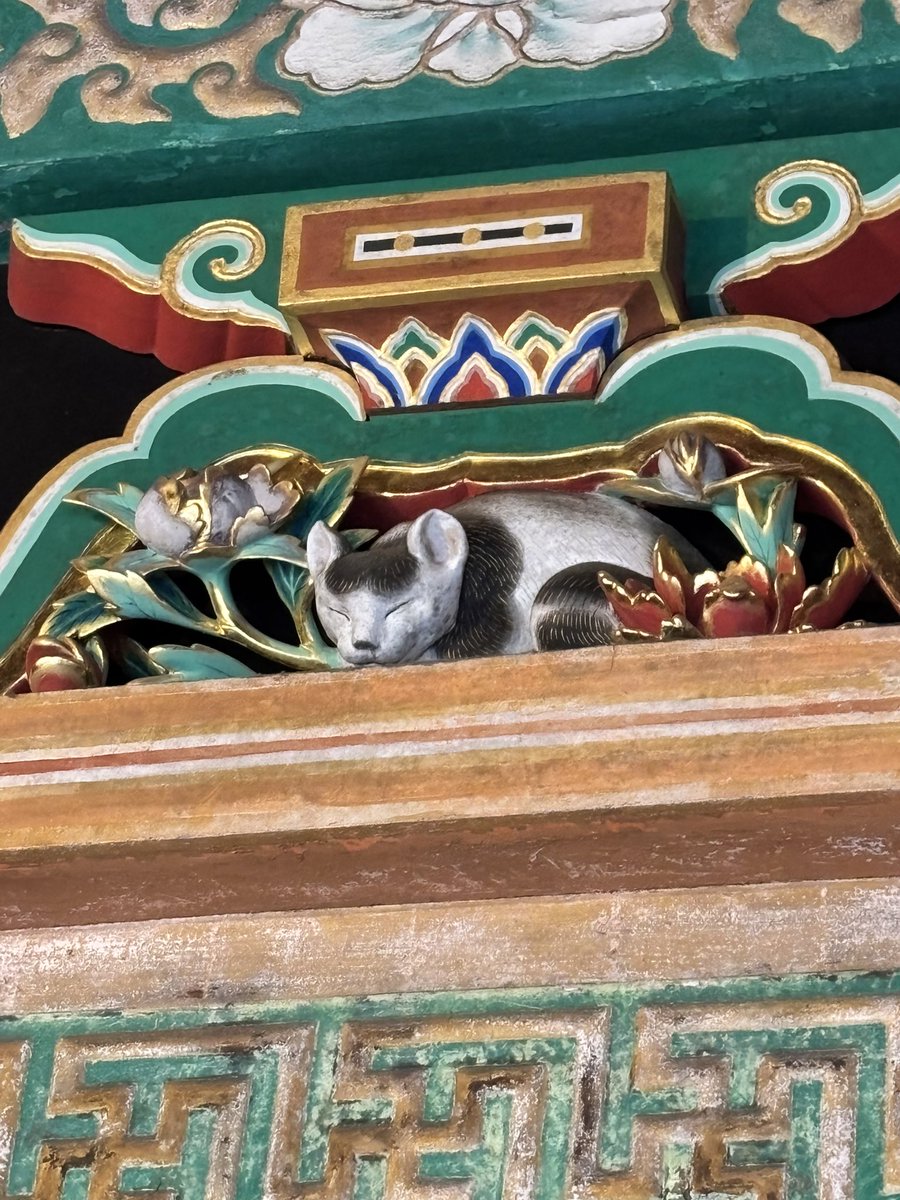 y__azami's tweet photo. 日光東照宮を参拝⛩️ 

たぶん人生で3回目だけど、もう全然記憶にないし、修復してからは初めて

薬師堂の鳴き竜、奥宮、宝物館…いろいろと再発見

眠り猫のお守りを購入したら、後足だけ微妙に色が違う？気にしない気にしない😌 https://t.co/VR5ZiJnEfx