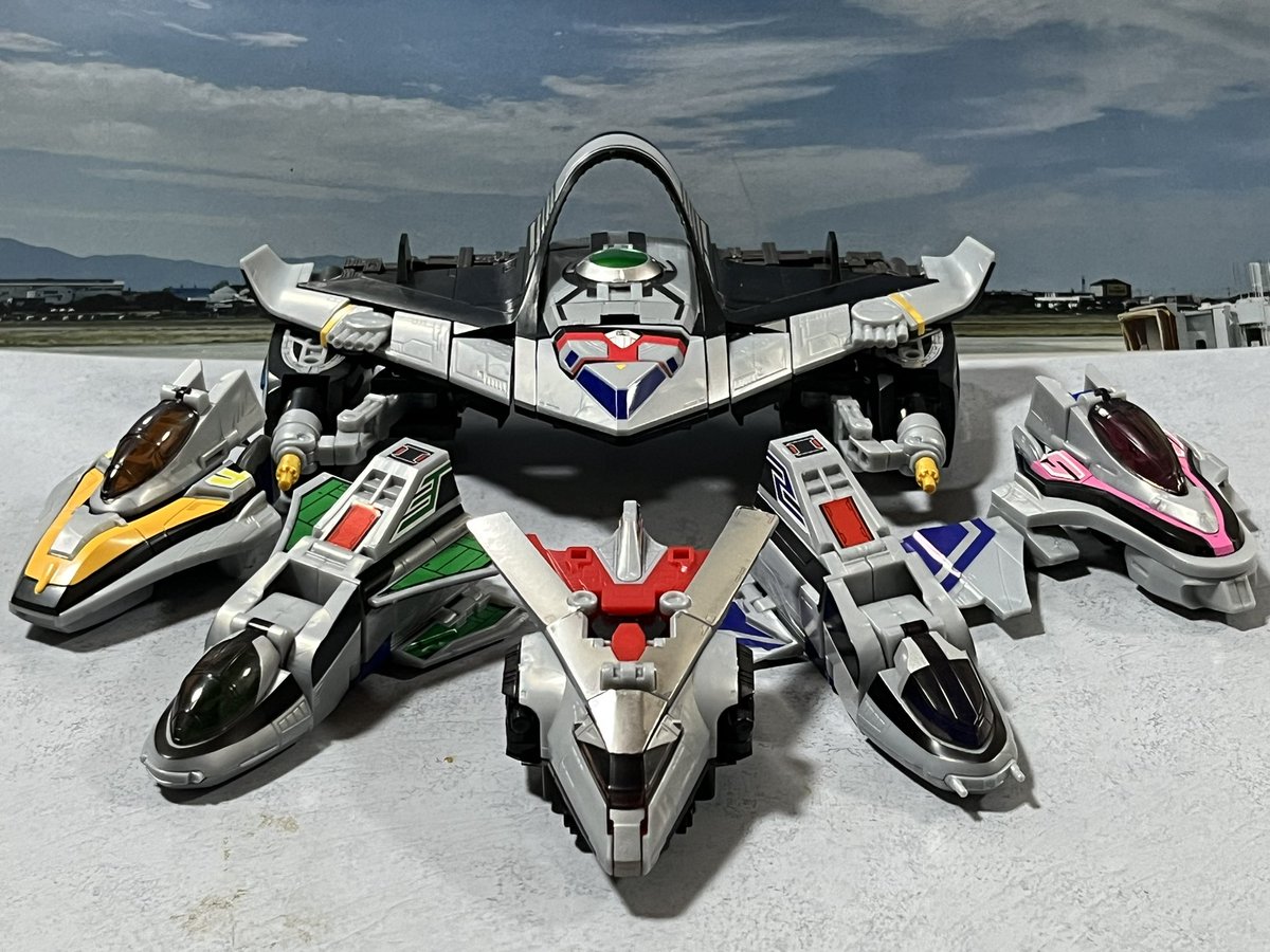 esdD9jiQwXvx9Zq's tweet image. #SMP
それぞれのカラーはありつつ全体的にシルバーで統一してるのが未来感あっていい
ブイレックスも届くのが待ち遠しい...