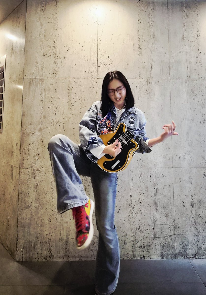 iwasayaka's tweet image. EYEWEAR FASHION

カジュアルデニム🎸✨

👓 AXEL.S
👟NIKE
👖GRL

 #FASHION
 #EYEWEAR  
 #メガネ女子
 #眼鏡伝道師
 #guitar
 #ファッション
 #コーディネート