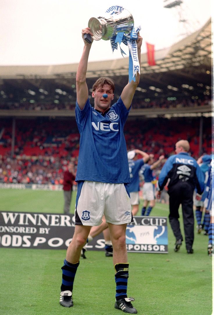 allstarsignings's tweet photo. Big Dunc celebrates FA Cup victory for #Everton after a surprise 1-0 victory over heavily fancied #ManchesterUnited back in 1995. https://t.co/lqsE0DdrEQ