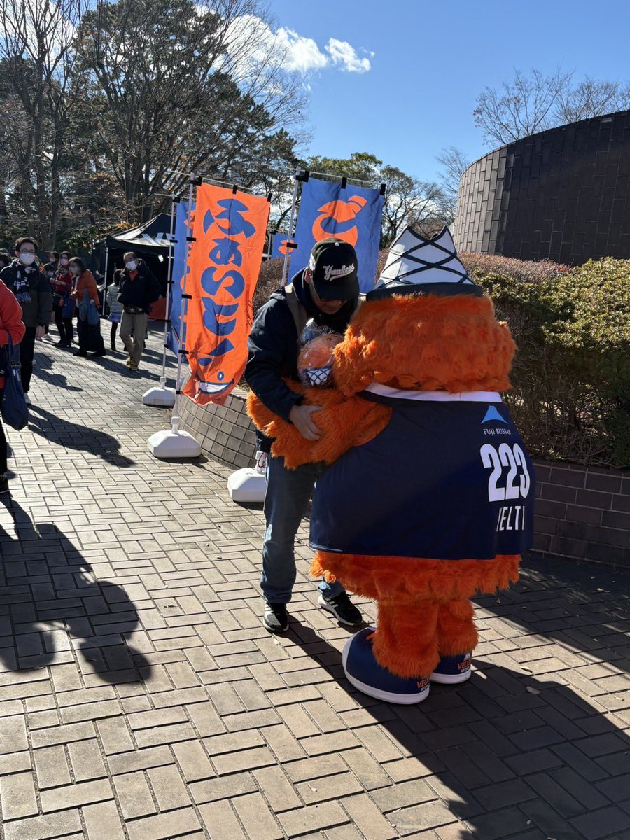 ベルティお誕生日おめでとう🎉🎉🎉
最近は会いに行けてないけど…大好きだよー🥰✨
(写真は前にドライブルで…その後ベルティがハグしてくれた写真😆✨)