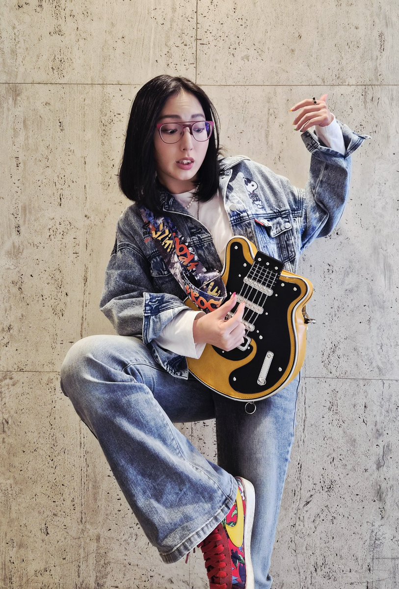 iwasayaka's tweet image. EYEWEAR FASHION

カジュアルデニム🎸✨

👓 AXEL.S
👟NIKE
👖GRL

 #FASHION
 #EYEWEAR  
 #メガネ女子
 #眼鏡伝道師
 #guitar
 #ファッション
 #コーディネート