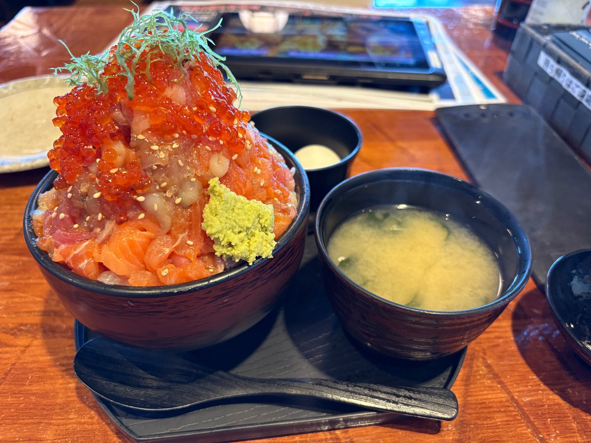 misetch's tweet photo. この3連休、天気が良くて気温も上がるということで伊豆の方まで行ってきました。
まずは途中のコチラで昼飯を。
結構いろんな有名人のサインが飾ってあった。
頼んだのは漁師の漬け丼ってやつ。
なかなかボリューミーだったけどめちゃ美味かった！

伊豆高原ビール本店レストラン
https://t.co/8fdHlEhr6S