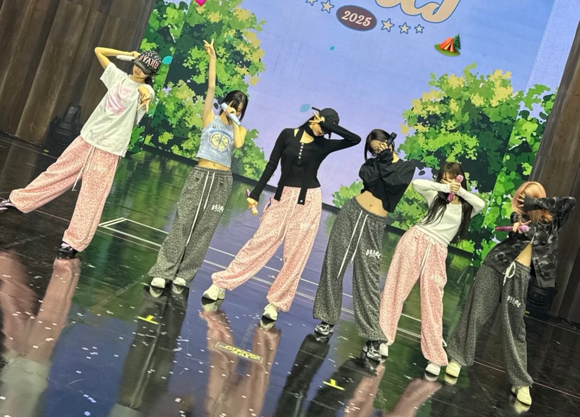 mochinyourheart's tweet image. นาพีดีบอกว่ากางเกงลายเสือดาวที่ยุจซื้อให้เมมเบ้อเป็นกางเกงลายแปกๆ😭 น้องวอนยองบอกว่ามันไม่ได้แปกเลยนะคะ น้องเรย์บอกว่ามันยูนีค ส่วนยุจบอกเป็นกางเกงที่ได้รับความรักมากมายจากเมมเบ้อเลยนะ น้องไอบึปกป้องกางเกงที่ยุจซื้อให้เมมเบ้อกันสุดๆ ไอบึรักมากอะตัวนี้ใส่กันบ่อยโดยเฉพาะน้องวอนยอง