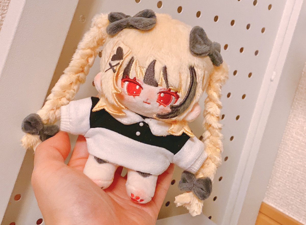 aono_nui016's tweet photo. しゃりさん(@syariii_nui )のパンジーちゃん！
ずっと気になってたので今回お迎えできてうれしい🥰
リボン、メッシュ、みつあみ、刺繍、かわいいポイントだらけ……！
あとお顔がすきです……💕
大切にいたします🫶
#しゃりぬい https://t.co/iTGWuYsrjs