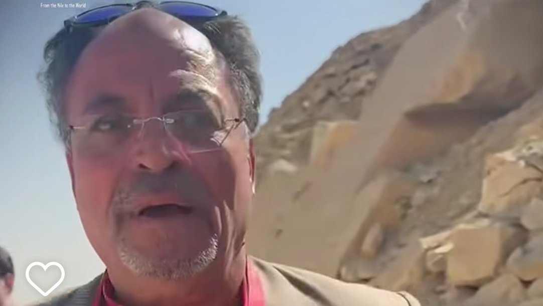 الباشا ده بيشتغل مرشد سياحي

يعني مفروض أكثر واحد عارف قيمه الآثار

لكن الباشا راح يشخبط بالطباشير على هرم أوناس بسقارة ولما واحد ضبطه وصوره وعلى طريقة الشنطة فيها كتاب دين قال له (ربنا يهديك انت صايم؟)

الباشا ارتكب ثلاثة جرائم في وقت واحد :

- أفسد قطعة آثار بالعمد
- انتهك