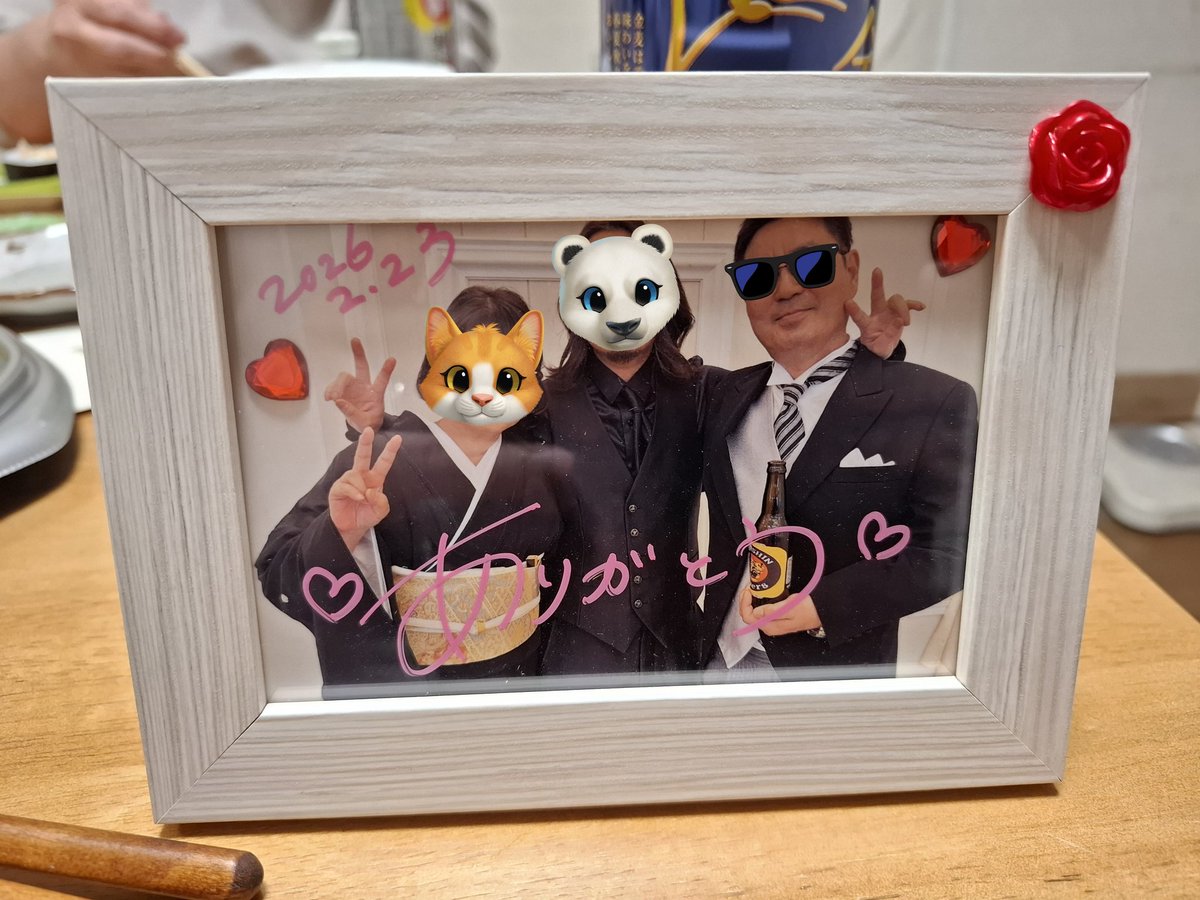 rock_feeld's tweet photo. 、

2026.2.23

倅の 結婚式。

、

わし、　スマホー　📱　持ってたのに、

チャペル　⛪　

披露宴　会場、

1枚も　写真　撮らず。

、

披露宴　会場、　プロの　写真家さん、　写真 撮ってくれて、 

すぐ　写真立て　に。

、

真ん中、　倅

左、　嫁はん、

右、　おっさん。

、

、 https://t.co/w3KmZaDZ9t