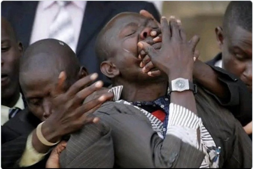 AidenKaliisa's tweet image. Gen M71% "I was told you're praying for Besigye tomorrow.

Archbishop. "Yes sir,Dr. Besigye and all political prisoners. 

Gen.M71%. "Shut-up,after receiving my new Land cruisers and brown envelopes I'm the one to tell you who to pray for.