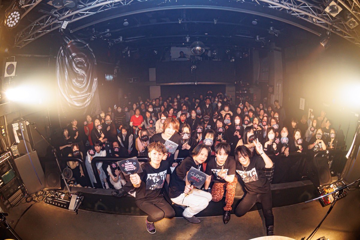 DrumRyohei's tweet photo. 先日の5周年ライブ。　
ありがとうございました😭
色々な感情が、
ありましたが、改めて
健康第一で頑張らなきゃと思いました😆

また、
笑顔で皆さんと会えるよう、毎日を大事に頑張っていこうと思います。

まずはライブでの老眼対策を
早急に！笑笑

photo  Takuya Orita https://t.co/DMT8KBRxye