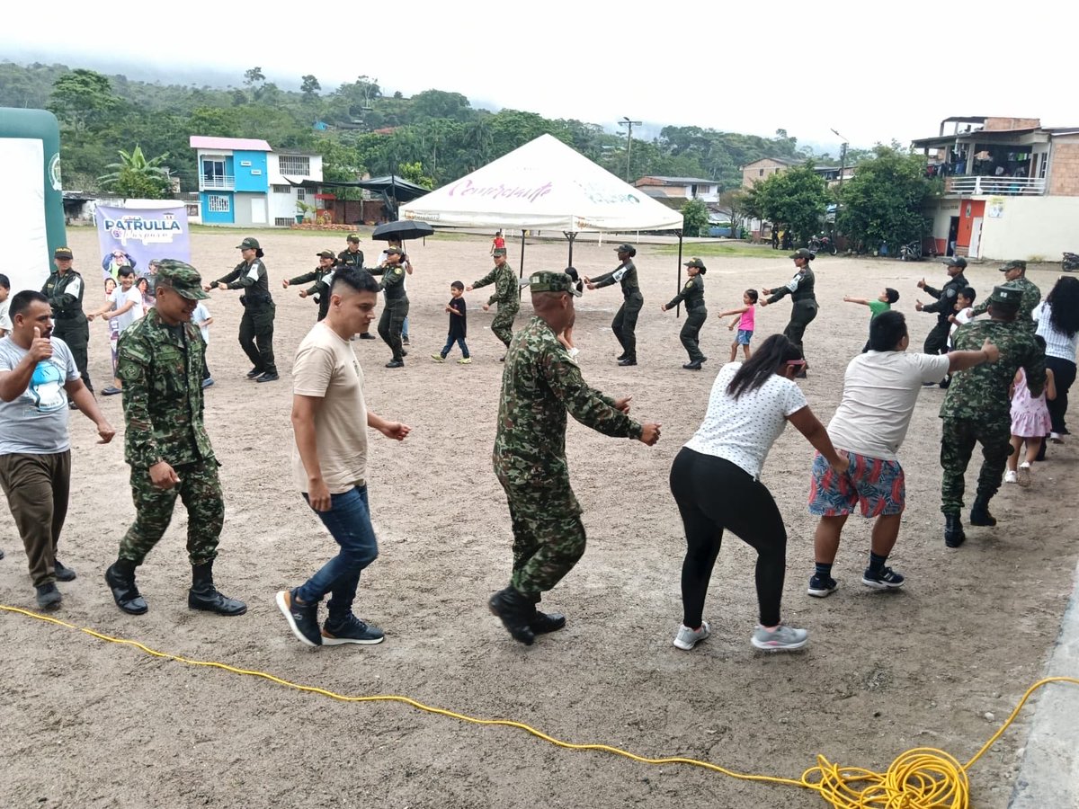 Ejercito_Div6's tweet photo. Soldados del #BASPC27 de la #Brigada27, junto al #BAAID6, Policía y la Alcaldía, llevaron alegría al barrio San Agustín en Mocoa, #Putumayo, con un cine al parque que reunió a niños y jóvenes en un espacio de sano esparcimiento, unión y sonrisas.
#SoldadoEsServicioSocial 🎬🍿 https://t.co/kGQnCMUL0z