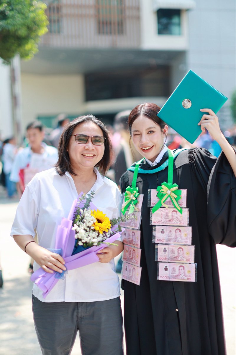 boon_kame's tweet photo. Congratulations! ไอ้แสบ 🎓🎉💚

#BmineGraduation #Maybebmine https://t.co/vp6dDpt5Rg