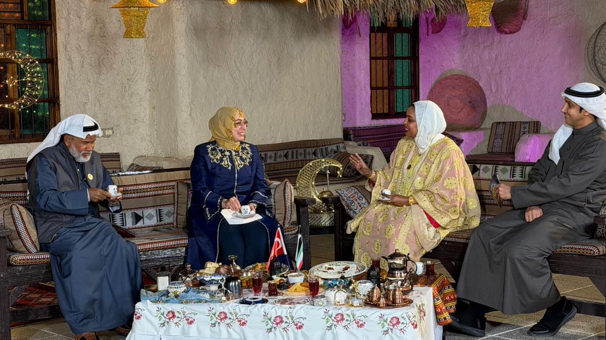 TC_KuveytBE's tweet photo. Büyükelçimiz @tubanursonmez, Kuveyt resmi televizyon kanalı KTV 2 tarafından "Youm Al Bahar Kültür Köyü"nde düzenlenen Ramazan programına konuk olmuş ve ülkemizdeki Ramazan gelenekleri hakkında bilgi vermiş, ayrıca 🇰🇼'teki Ramazan ayı tecrübelerini aktarmıştır. https://t.co/yRxxqyBPBG