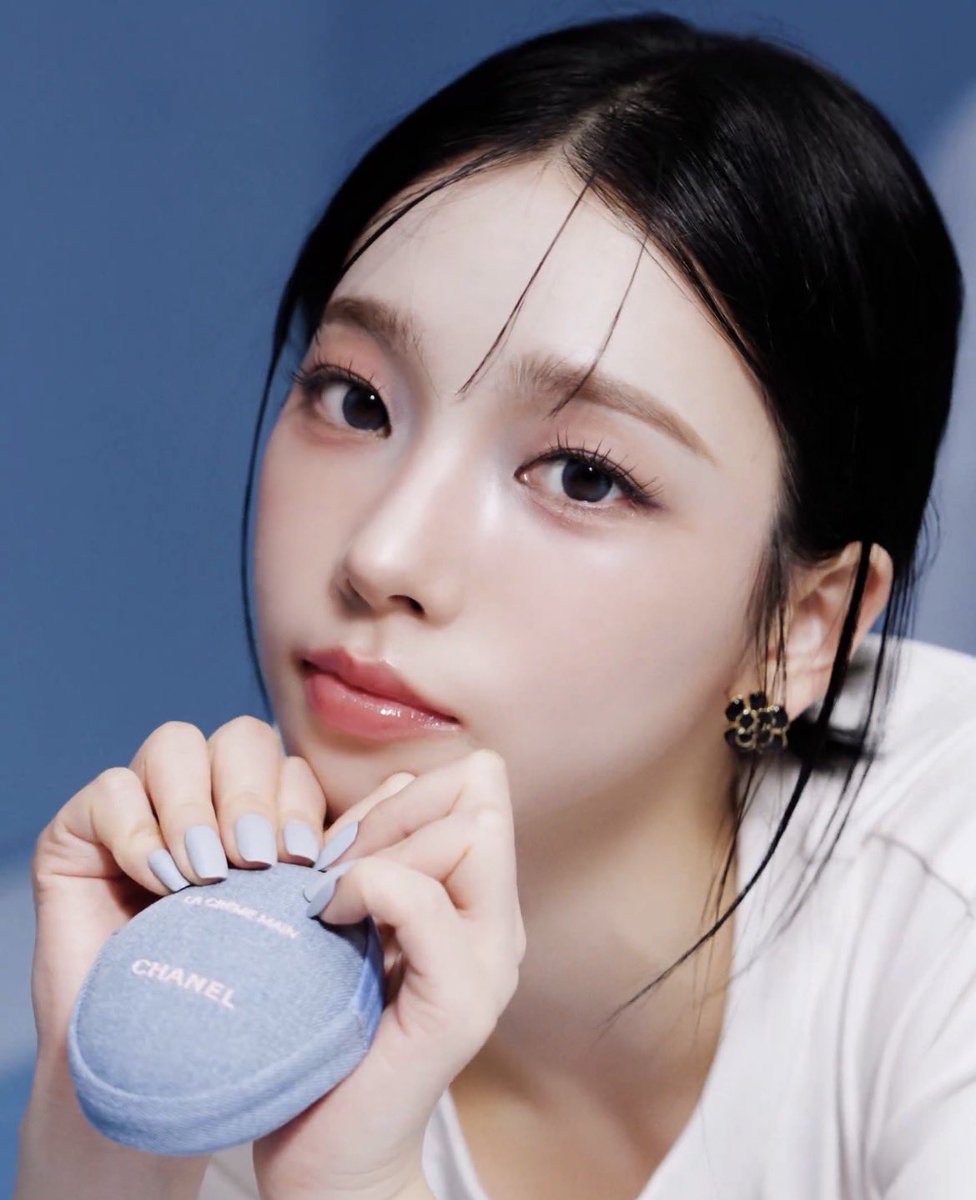 meisttokki's tweet photo. karina and plain white tee is now a thing 😩 https://t.co/yPZ4OP0c3z