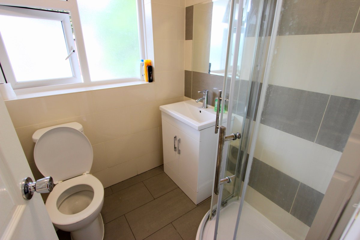 LettingsofLDN's tweet photo. ROOM to RENT. HATFIELD AL10. Welwyn Garden City AL7
Ideal for a single person. AVAILABLE NOW 
#hatfield #al10 #al7 #hmo #room #unis

https://t.co/YWS2qhrWwg

02032955000 Call
07956522481 Whatsapp/message https://t.co/18T3GHSWOh