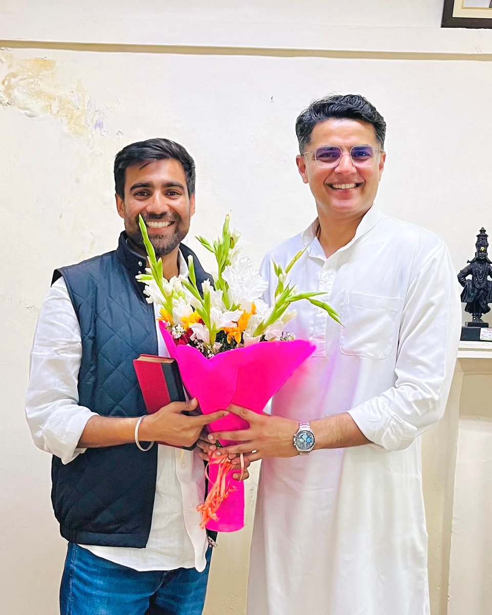 Rajendraposwal_'s tweet photo. विनोद जी को NSUI राष्ट्रीय अध्यक्ष की महत्वपूर्ण ज़िम्मेदारी सौंपे जाने के उपरांत ,युवाओं के आदर्श आदरणीय सचिन पायलट जी से मुलाक़ात कर आभार व्यक्त किया और आगामी 28 फरवरी 2026 को आयोजित होने वाले “पदभार ग्रहण समारोह” में सादर आमंत्रित किया 
@SachinPilot @VinodJakharIN https://t.co/4fa0cgPvrs