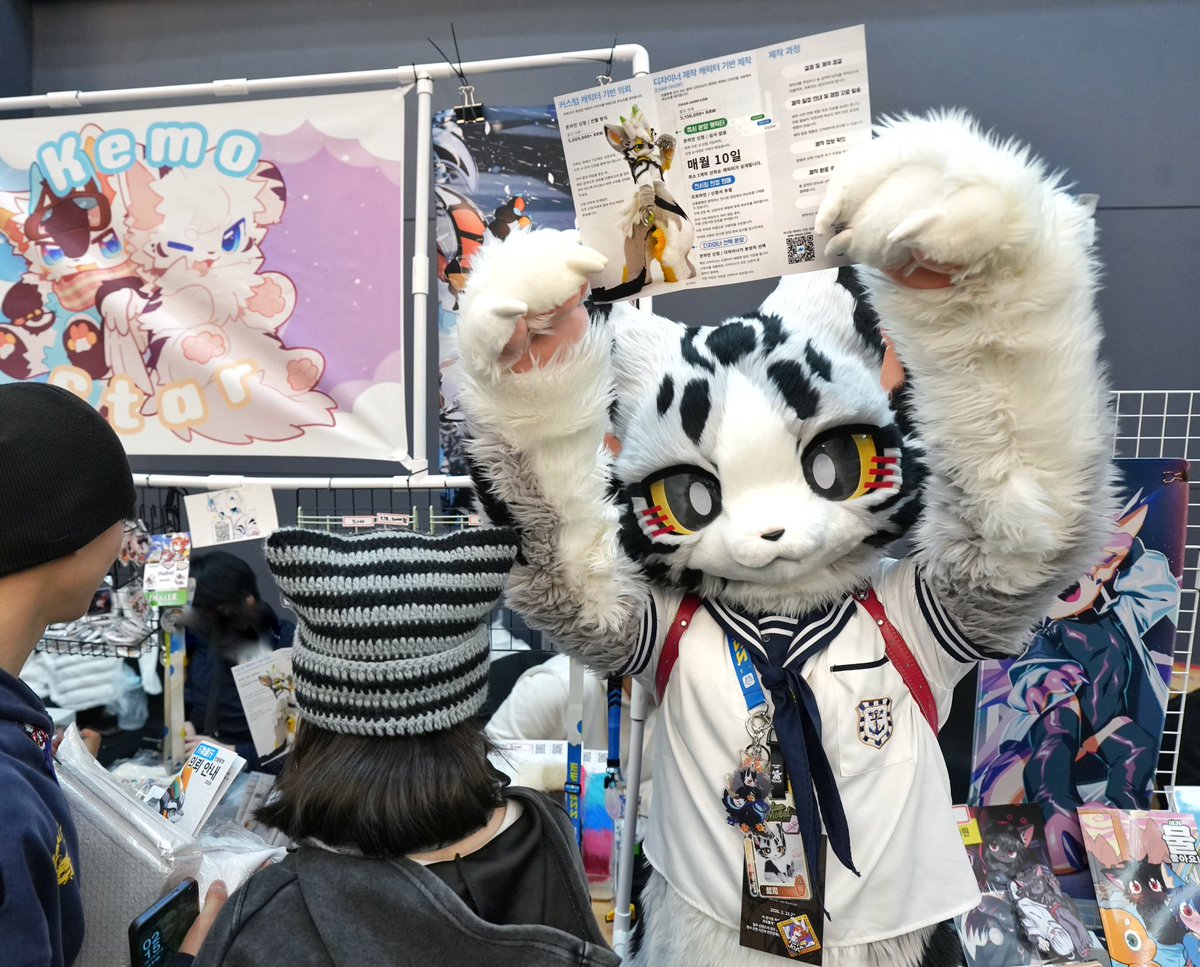 CheeseCat_fur's tweet photo. 在FurryJoa2026展会中，我们与万物通行共同运营了通信销售摊位！

衷心感谢@ww_pass 对韩国兽聚的关注，以及感谢负责展位运营的@Seres_Frosty 先生。衷心祝愿万物通行未来蒸蒸日上，期待在韩国能结识更多万物通行大��庭的��员！🔥
#FurryJoa #起司猫 https://t.co/OCCftndO7G