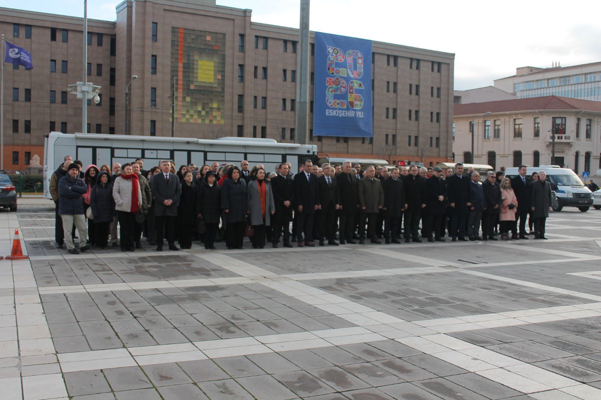 37’nci Vergi Haftası dolayısıyla Eskişehir Defterdarlığı’nın Valilik Meydanında düzenlemiş olduğu Atatürk Anıtına Çelenk Sunma Törenine Oda Yönetim Kurulumuz katılım sağlamıştır.
Tüm vatandaşlarımızın Vergi Haftası’nı kutluyoruz.