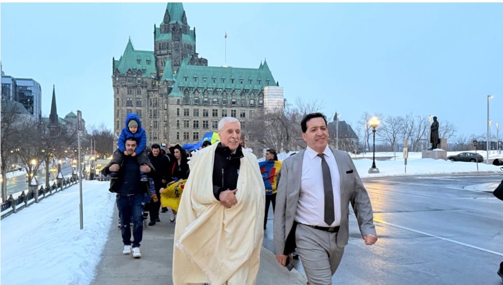 ABellabbaci's tweet photo. 🚨🇨🇦Le président Ferhat Mehenni entame sa visite de travail en Amérique du Nord par le Parlement du Canada

OTTAWA, CANADA (SIWEL) — Le président du Gouvernement kabyle en exil, Ferhat Mehenni, est arrivé dimanche 22 février à Ottawa pour une visite de travail au Parlement du Canada, dans le cadre d’une démarche diplomatique engagée en faveur de la reconnaissance internationale de la Kabylie.

Reçu officiellement par des parlementaires fédéraux et leurs caucus respectifs, le président Mehenni doit participer à une série d’échanges consacrés à la situation politique en Kabylie et aux perspectives d’avenir de la région. Il est accompagné d’une délégation composée de cadres de l’Anavad, de représentants du Mouvement pour l’autodétermination de la Kabylie (MAK) ainsi que d’amis de la Kabylie.

Cette visite s’inscrit dans la continuité des initiatives engagées depuis la déclaration d’indépendance de la Kabylie et la proclamation de la République fédérale de Kabylie, intervenues le 14 décembre 2025 à Paris. À Ottawa, le président du Gouvernement kabyle en exil exposera aux élus fédéraux le contexte politico-historique ayant conduit à ces décisions, ainsi que les implications régionales et internationales qu’emporterait la concrétisation de l’indépendance.

Au cours de ses entretiens, il sollicitera l’appui des responsables politiques canadiens en vue d’une éventuelle reconnaissance officielle de la déclaration d’indépendance et de la nouvelle République par le gouvernement du Canada, lorsque la demande formelle sera introduite.

L’étape dans la capitale fédérale du Canada marque le début d’un séjour plus large en Amérique du Nord, au cours duquel plusieurs rencontres institutionnelles, politiques et académiques sont prévues.

Le président Mehenni prononcera notamment une conférence intitulée « La Kabylie et les nations sans État face aux bouleversements géopolitiques contemporains », le 28 février à 14 h, à l’Université du Québec à Montréal.

lb/wbw
SIWEL 231155 FEV 26
 https://t.co/0iLXy3tOHq