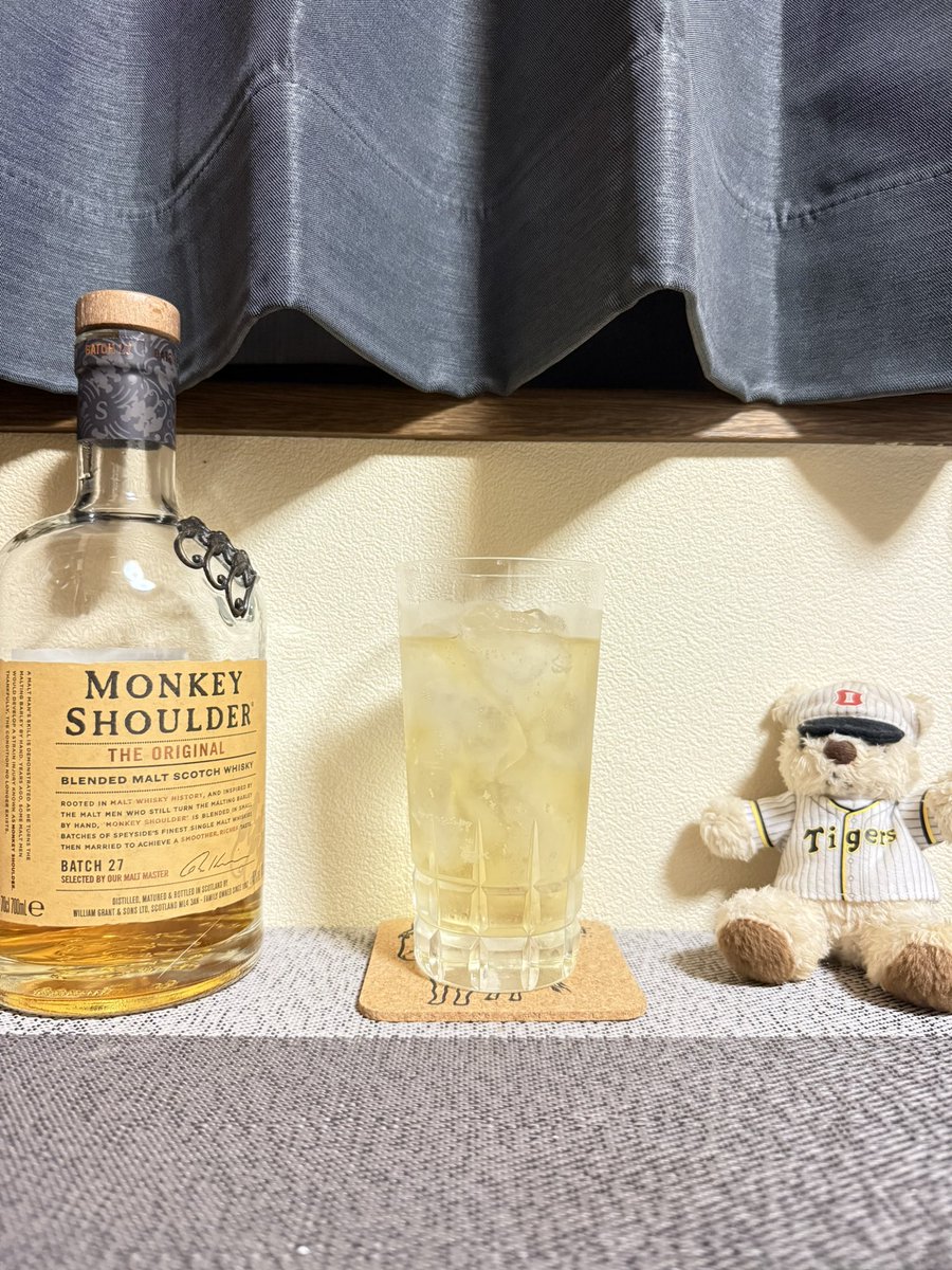久々のモンキー･ショルダー🐒

どんな時に飲んでも
飲み疲れせずに美味しく飲めるし
家にあると安心できる
お母さん的な存在😂
#ウイスキー #TWLC