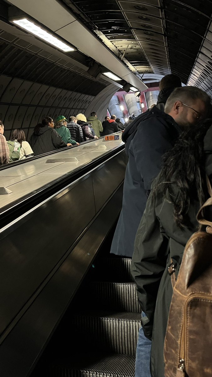 HenryMcKean's tweet image. 150K Irish born people live in London &amp;amp; another 1m have Irish heritage. Young Irish are flocking to London including Jessie Buckley &amp;amp; Paul Mescal. We met people connected to the London Irish Centre &amp;amp; young &amp;amp; old Irish outside Twickenham #6Nations  🏉 . @SeanMoncrieff @NewstalkFM