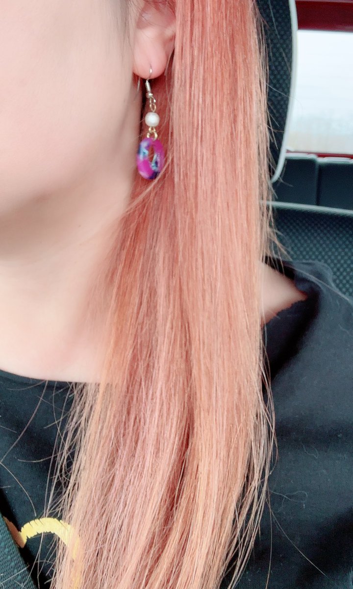 nami0814's tweet photo. 鴉は私が生きていく上でのココロのサプリ 💊🫶🏻
👩🏻 が💿ジャケット風のピアスを作ってくれたから、それ以来LIVEに行く時はこのピアスしてるけど、もう8年も前なの💥⁉️
🎫取ってくれたり、一緒に遠征に行く時にはプラン立ててくれたり、ほんといつもお世話になってる🥺🫶🏻
#鴉
#激唱雪祭2026 https://t.co/97fAtqKbFA