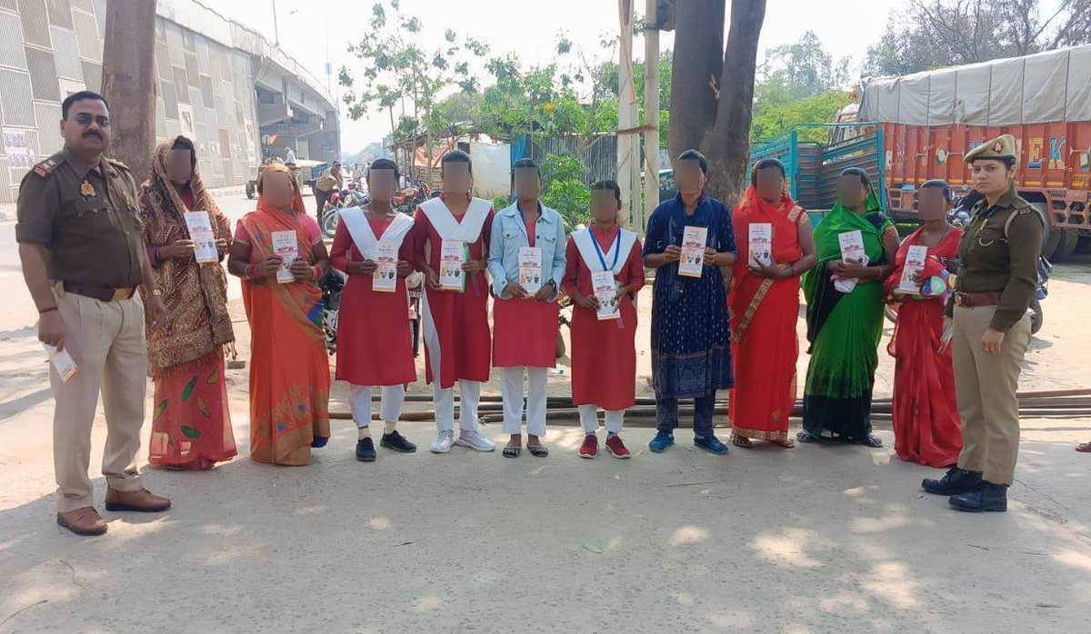 lkopolice's tweet photo. .#MissionShakti5-सशक्त नारी,सशक्त प्रदेश।

#CP_LUCKNOW के निर्देशन में #dcpeast के नेतृत्व में थाना रहीमाबाद पुलिस द्वारा कस्बा रहीमाबाद में छात्राओ/महिलाओं को मिशन शक्ति के तहत किया गया जागरूक।

@Uppolice
@CMOfficeUP
@missionshaktiup
@wpl1090 https://t.co/0ix45yM7OE