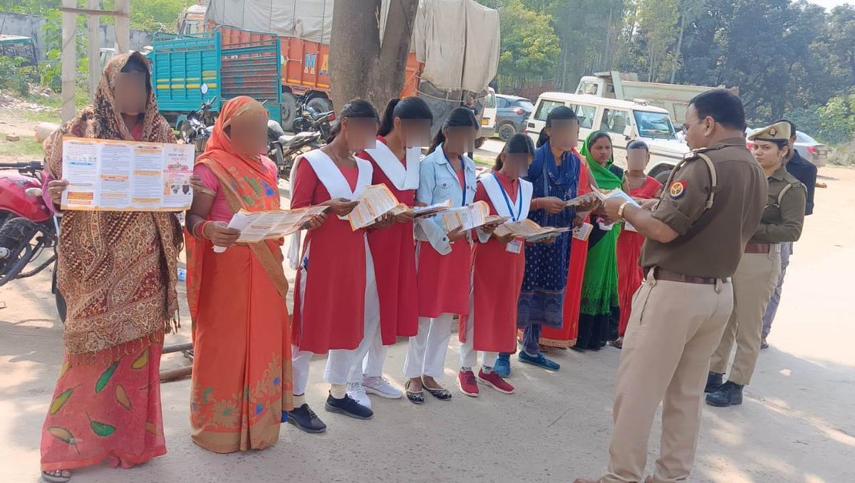 lkopolice's tweet photo. .#MissionShakti5-सशक्त नारी,सशक्त प्रदेश।

#CP_LUCKNOW के निर्देशन में #dcpeast के नेतृत्व में थाना रहीमाबाद पुलिस द्वारा कस्बा रहीमाबाद में छात्राओ/महिलाओं को मिशन शक्ति के तहत किया गया जागरूक।

@Uppolice
@CMOfficeUP
@missionshaktiup
@wpl1090 https://t.co/0ix45yM7OE