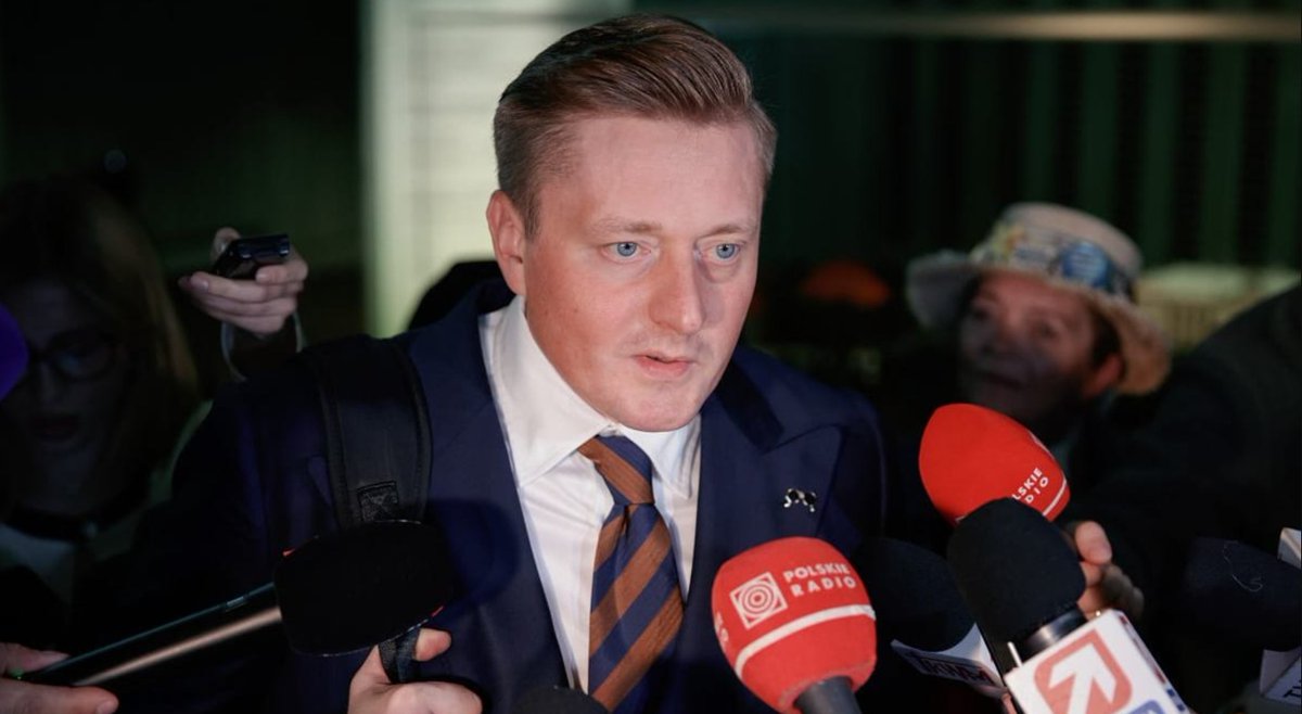 Mec. Lewandowski, adwokat Ziobry, pomagał pisać ustawę kagańcową 2.0 przeciwko sędziom !!!

Adwokat Bartosz Lewandowski, obrońca zbiegłych na Węgry polityków obozu PiS, jest współautorem projektu, który wysyła sędziów do więzienia na 10 lat. Projekt ten jest antydemokratyczny,