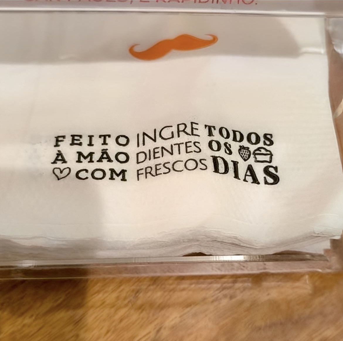 Anúncios estranhos tweet media
