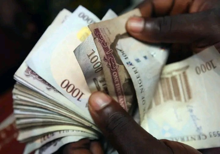 AdageorgeA's tweet photo. I recently discovered a money-hack, more like confirming my suspicions about giving.

Case study ; Personal experience.

About a month ago, I was referred by an engineer to do an interior job here in Abuja.

As part of my culture, I appreciated him by transferring a sum of money to his account.

He said thanks so casually I wondered if he appreciated the effort or the amount given.

Fast forward to a week ago, thesame job extended and I wanted to appreciate him again.

This time, I didn’t use a digital transfer, I asked my boy to withdraw 50,000 Naira cash.

Soon as the engineer arrived, we spoke for a moment and as he was about leaving, I press am 50K cash.

Omoh, The man wan craze. 

See appreciation na, see smile on his face, hear how vocal his “Thank You” was this time..

Thesame amount, different outcomes.

Always carry cash.

Asides saving your life in case or emergencies, it also greats a grand appeal around you.

If you are blessing elderly people with money do not run transfers, press them cash for envelop.

If you are dashing area boys money, do not run digital transfers, press them cash for hand.

Even your guys or woman(s), put cash inside envelope press for them and see the results.

I learned that the aura of 50k cash is far greater and grander than the aura of 50k transfer.

For example, If you transferred 20k to someone who already has 200k in their account,

That 20k will only fall inside a bigger pool of money and may not create any effect or even be noticed.

But if you press thesame 20k as cash, 🤔 

The money suddenly feels different, creates a grander appeal because it is separated from their existing pool of money. 

Someone sent me 20k yesterday and it didn’t make any noticeable difference in my account balance.

40k cash and 40k transfer no be thesame thing o. Cash is more valued. Cash is King. 

Try this and thank me with cash. 😉 

Class dismissed…

®️UNTAMED