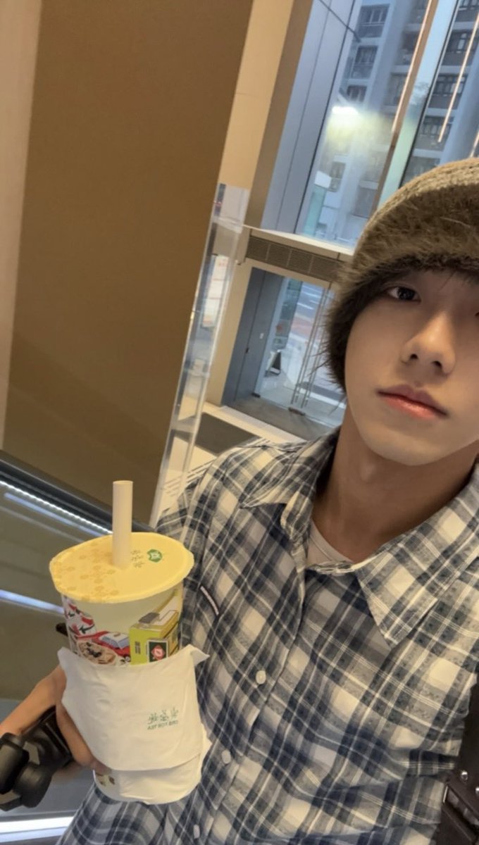 qctummnnn's tweet photo. 어째… 어디서 많이 본 옷 같은데…. https://t.co/lLVYy8PbJE