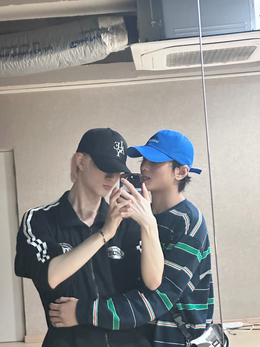 XODIAC_MEMBERS's tweet photo. [#리오] 

Happy Birthday, Zayy!!!

Thank you for always bringing me happiness and laughter.
When I need comfort, you are always there for me. https://t.co/gSpHVC3ee1