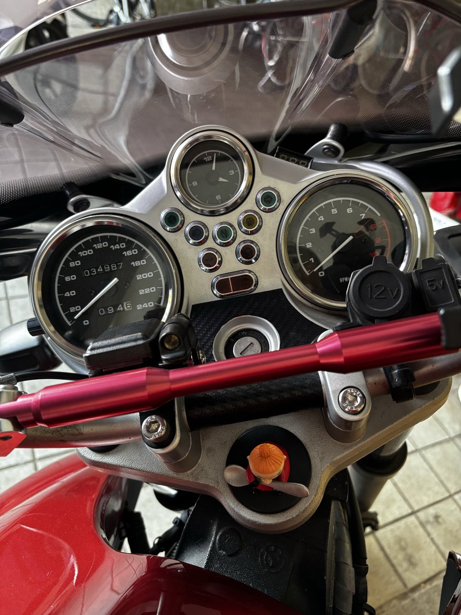 今日は仕事上がりにメーター周りの手直し
引き上げた時に気付かなかった電圧計がメーター下にぶら下がってたので掃除してくっつけ直したり
いつも連れているお守り

アレレ場所がないなぁとステムの頭に付けてみたけど頭とスプーンしか見えないね…

明日別のものにしてみるかいな🤔