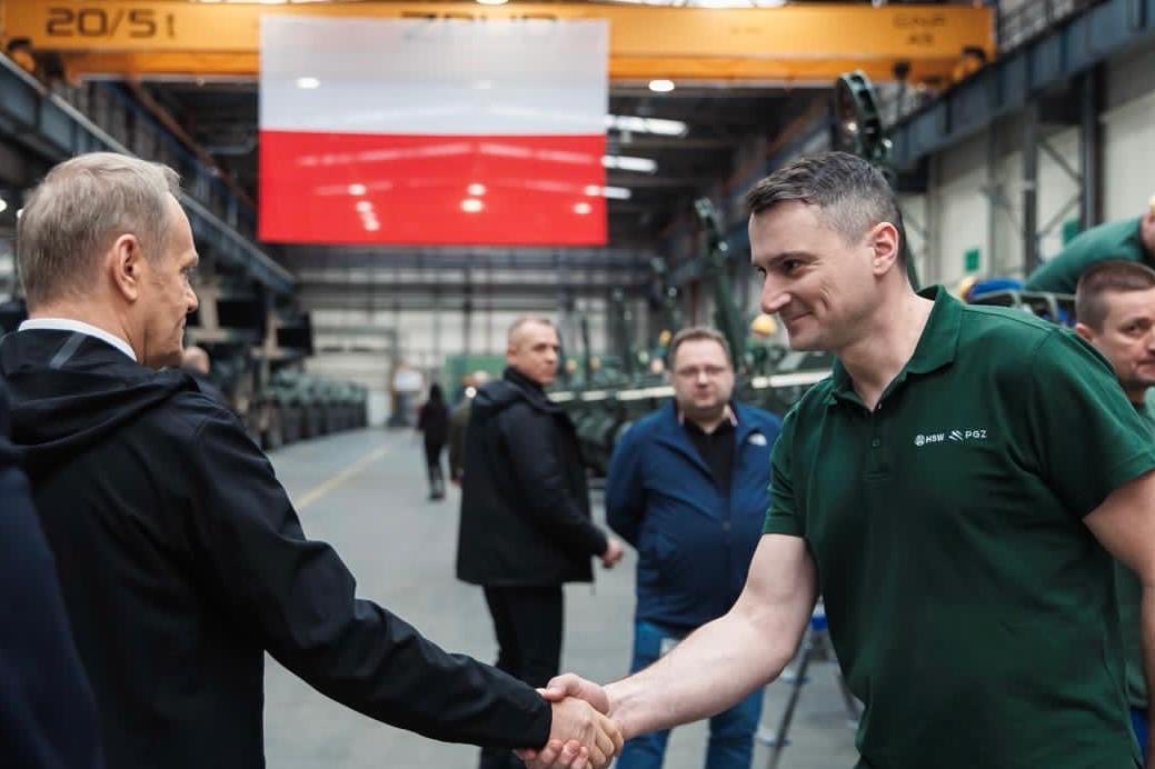 Premier @DonaldTusk w Hucie Stalowa Wola. To tutaj produkowane są Kraby, Raki i Borsuki dla Wojska Polskiego. 

Wiecie kto głosował przeciwko 20 mld zł dla tej Huty? PiS.