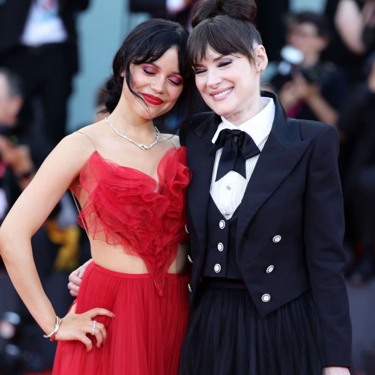 esinclaires's tweet photo. JENNA ORTEGA AND WINONA RYDER REUNITING FOR WEDNESDAY S3 WE ARE SO BACK https://t.co/2m5sLP13OX