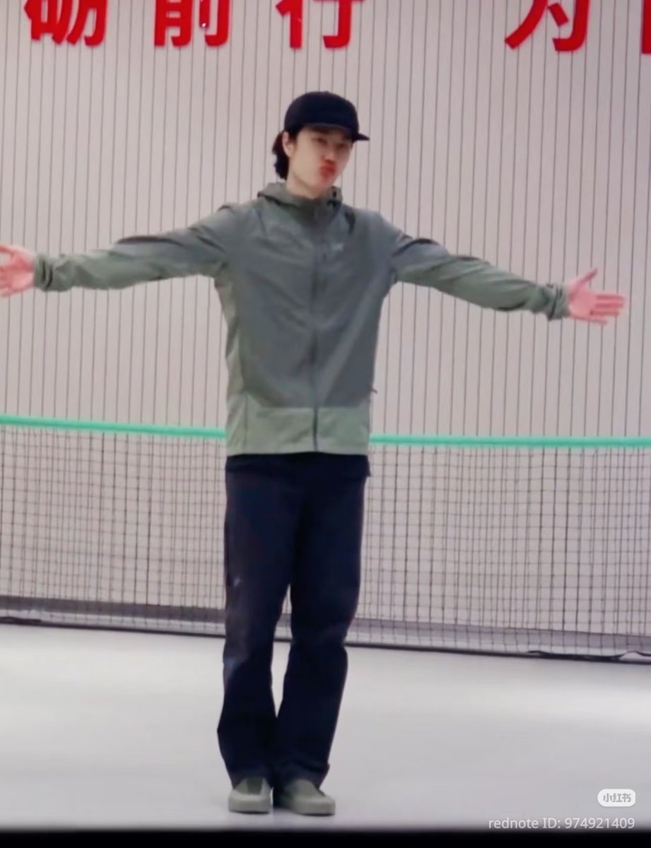 cylyl10's tweet photo. Hahhah.. someone already screenshot this! 

This is Wang Er Bo 😂 (middle school kid vibes all over).

Personally, i think we have new Bobo universe emoji in the making.

#WangYibo https://t.co/9Doheo9Ziz