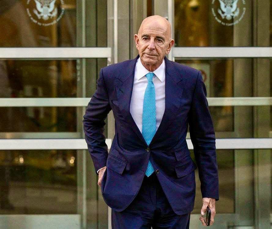 petros_tasios's tweet photo. 📌 Τομ Μπάρακ: Η ντροπή της αμερικανικής διπλωματίας

Ο Τομ Μπάρακ, δισεκατομμυριούχος επιχειρηματίας, λιβανέζικης καταγωγής, φίλος και υποστηριχτής του Ντόναλντ Τραμ�� είναι «τέσσερα σε ένα»: πρέσβυς των ΗΠΑ στην Τουρκία, ειδικός διαμεσολαβητής στη Συρία, απεσταλμένος στο Λίβανο με βραχυπρόθεσμη εντολή, ενώ μόλις πριν από τρείς εβδομάδες ανέλαβε και το ρόλο του ειδικού διαμεσολαβητή στο Ιράκ, αντικαθιστώντας τον επίσης επιχειρηματία Μαρκ Σαβάγια.

Δικάστηκε για την κατηγορία του ξένου πράκτορα υπέρ των συμφερόντων των Η.Α.Ε, θέτοντας σε κίνδυνο την εθνική ασφάλεια των ΗΠΑ, και αθωώθηκε από το δικαστήριο του Μπρούκλιν το 2022, καταβάλλοντας εγγύηση 250 εκ. δολ. Έχει αναλάβει την δύσκολη αποστολή στη Νέα Μέση Ανατολή όπως ��ιαμορφώνεται ύστερα από την επίθεση της 7ης Οκτωβρίου 2023 στο Ίσραηλ και την ανατροπή του Μπασάρ αλ Άσαντ στις 8 Δεκεμβρίου 2024. Στη Συρία ο ρόλος του αποδομήθηκε νωρίς μετά την απροκάλυπτη υποστήριξη του προς την μεταβατική κυβέρνηση, ύστερα από τις σφαγές των Δρούζων, των Αλλουιτών και την ωμή παρέμβαση του για την ενσωμάτωση των Κουρδικών Δημοκρατικών Δυνάμεων στη Δαμασκό. Η στάση του δυσαρέστησε σε τέτοιο βαθμό τις εθνικές/θρησκευτικές μειονότητες της χώρας, όπου πια είχε χαθεί η αξιοπιστία στο ρόλο του ουδέτερου διαμεσολαβητή.

Τα τελευταία γεγονότα που έλαβαν χώρα στη Συρία, με τη βίαια και τη ξαφνική ανατροπή της συμμαχικής σχέσης 11 ετών με τους Κούρδ��υς, επιβεβαιώνουν  τον αλλοπρόσαλλο και επικίνδυνο πολιτικό καιροσκοπισμό του ο οποίος δρα διαλυτικά για τα αμερικανικά συμφέροντα. Το Κογκρέσο και το Υπουργείο Εξωτερικών,  έχοντας αντιληφθεί το πόσο λανθασμένη είναι η πολιτική του ��χει διαφοροποιηθεί παίρνοντας πρωτοβουλίες, για να επαναφέρει όσο γίνεται την υποστήριξη στους Κούρδους μέσω: α) του Νόμου για την Προστασία των Κούρδων (Save the Kurds Act) που κατατέθηκε με διακομματική συναίνεση στη Γερουσία στις 29 Ιανουαρίου 2026, β) της ακρόασης στην Επιτροπή Εξωτερικών Υποθέσεων με θέμα «Η Συρία σε σταυροδρόμι- Μετά Άσαντ προκλήσεις στην αμερικανική εξωτερική πολιτική» στην Επιτροπή Εξωτερικών Υποθέσεων στις 10 Φεβρουαρίου 2026 και γ) τις ξεχωριστές συναντήσεις που είχε ο Μαζλούμ Αμπντί, στρατιωτικός διοικητής των Συριακών Δημοκρατικών Δυνάμεων, πρώτα με τον γερουσιαστή Λίντσεϊ Γκράχαμ και κατόπιν με τον Μάρκο Ρούμπιο, υπουργό Εξωτερικών στη Διάσκεψη του Μονάχου 13-15 Φεβρουαρίου 2026.

Ενώ όλα αυτά εξελίσσονται, το όνομα του εμπλέκεται:

▪️Στη λίστα Έπσταϊν
Ο ίδιος εμφανίζεται σε e-mail ημερομηνίας 9 Μαρτίου 2016 όπου ο αποθανών επιχειρηματίας σε μήνυμα του αναφέρει στον Τομ Μπάρκα «στείλε φωτογραφίες με εσένα και το κορίτσι - με κάνεις να χαμογελώ». Το συγκεκριμένο μήνυμα αποχαρακτηρίστηκε από την Επιτροπή Εποπτείας της Βουλής των Αντιπροσώπων στις 12 Νοεμβρίου 2025 και αποτελεί μέρος έγγραφων 20.000 σελίδων για την υπόθεση εκμετάλλευσης και μαστροπείας κοριτσιών. Νέα έγγραφα του υπουργείου Δικαιοσύνης αποκαλύπτουν πολυετή, στενή σχέση Τομ Μπάρακ - Τζέφρι Έπσταϊν, με κρυπτογραφημένα μηνύματα. Είχαν για χρόνια επαφή μεταξύ τους, ακόμα και μετά την καταδ��κη του Έπσταϊν το 2008 για σεξουαλικό αδίκημα σε βάρος ανηλίκου, η όποια και συνεχίστηκε αδιάληπτα έως το 2016.

▪️Σε χρηματισμό του από τη Σαουδική Αραβία και το Κατάρ
Οργιάζουν οι φήμες ότι εξυπηρετεί τα σουνιτικά καθεστώτα του ��όλπου στο σχεδιασμό τους στη Μέση Ανατολή μέσω παράνομων δοσοληψιών, υιοθετώντας θέσεις που δεν συνάδουν με τη γραμμή του Υπουργείου Εξωτερικών

▪️Σε ερεύνα των Αμερικανικών Υπηρεσιών Πληροφοριών
Οι αρχές έχουν αναφορές που δείχνουν ότι ο Τομ Μπάρακ, κατόπιν χρηματισμού, εμπλέκεται σε μυστικές και εξωθεσμικές συνεννοήσεις με την Τουρκία ενεργώντας προς όφελος της τελευταίας. Η αντίστοιχη Επιτροπή Πληροφορίων του Κογκρέσου, που διεξάγει παράλληλη έρευνα, είναι πολύ πιθανόν να στείλει κλήτευση για να καταθέσει.

Όσο για τον ρόλο του ως υπέρμετρου υποστηρικτή της Τουρκίας, είναι κάτι που θα πρέπει να μας προβληματίζει. Ελπίζουμε οι ιθύνοντες στο ΥΠΕΞ να παρακολουθούν με τη δέουσα προσοχή τις κινήσεις του.

#USforeignpolicy🇺🇸